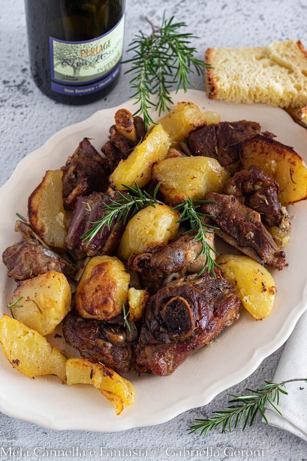 Lamb in the oven with potatoes. Image credit Giallo Zafferano blog: https://blog.giallozafferano.it/melacannellaefantasia/agnello-al-forno-con-patate/