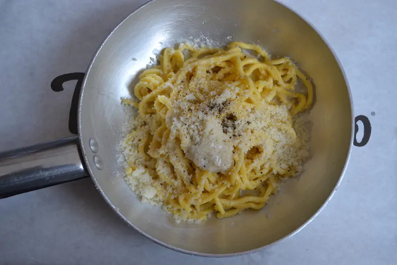 Tonnarello cacio e pepe - a must for abundant portions of pasta in Rome